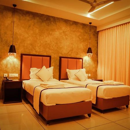 Hotel New York Square Kottayam Esterno foto