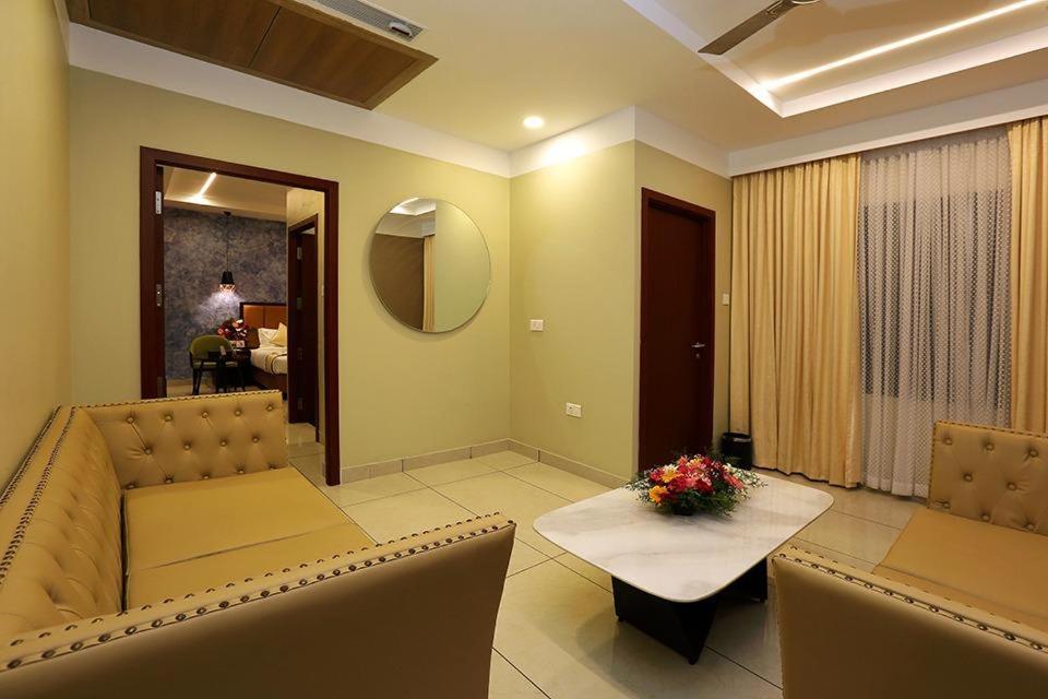 Hotel New York Square Kottayam Esterno foto