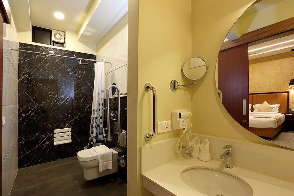 Hotel New York Square Kottayam Esterno foto