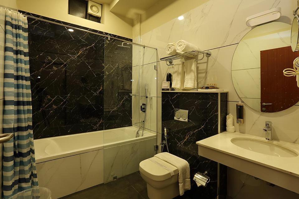 Hotel New York Square Kottayam Esterno foto