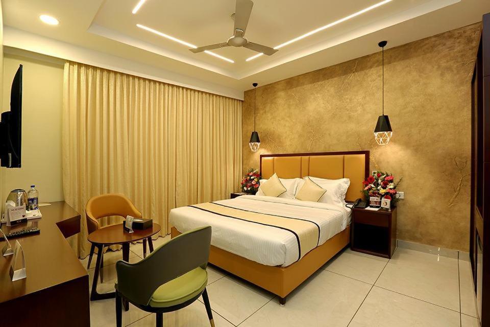 Hotel New York Square Kottayam Esterno foto
