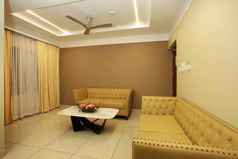 Hotel New York Square Kottayam Esterno foto