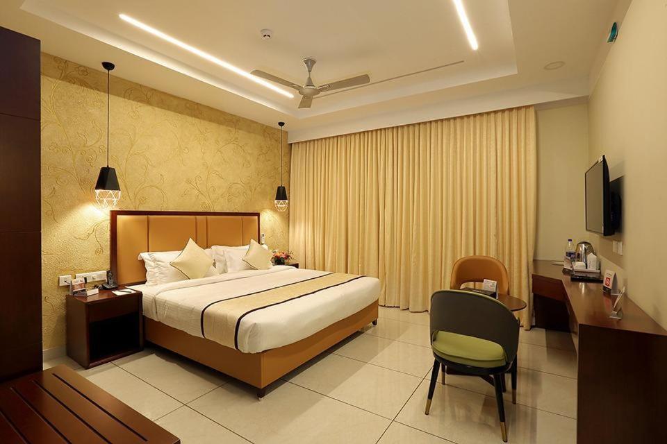 Hotel New York Square Kottayam Esterno foto
