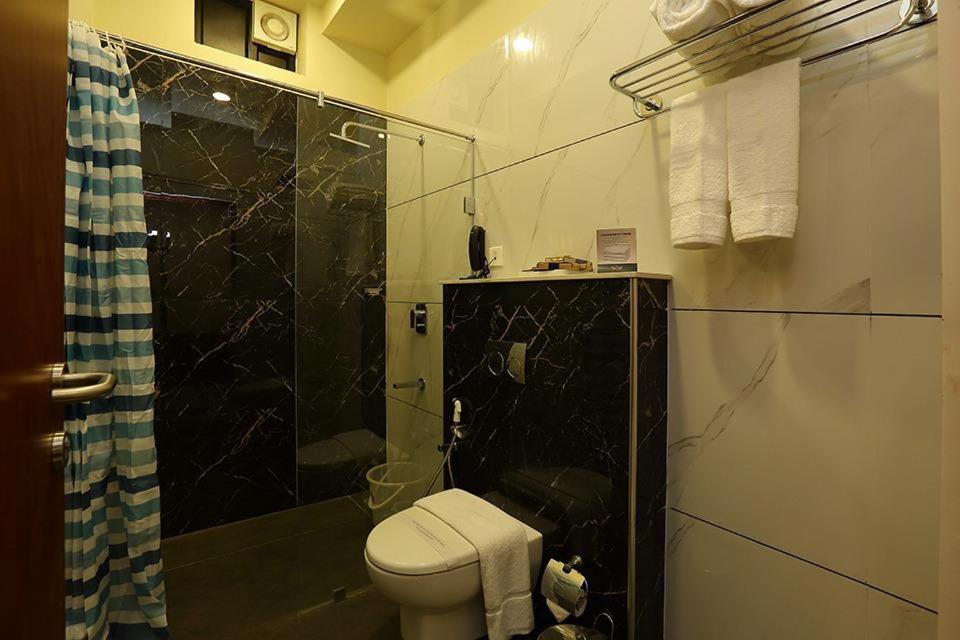 Hotel New York Square Kottayam Esterno foto