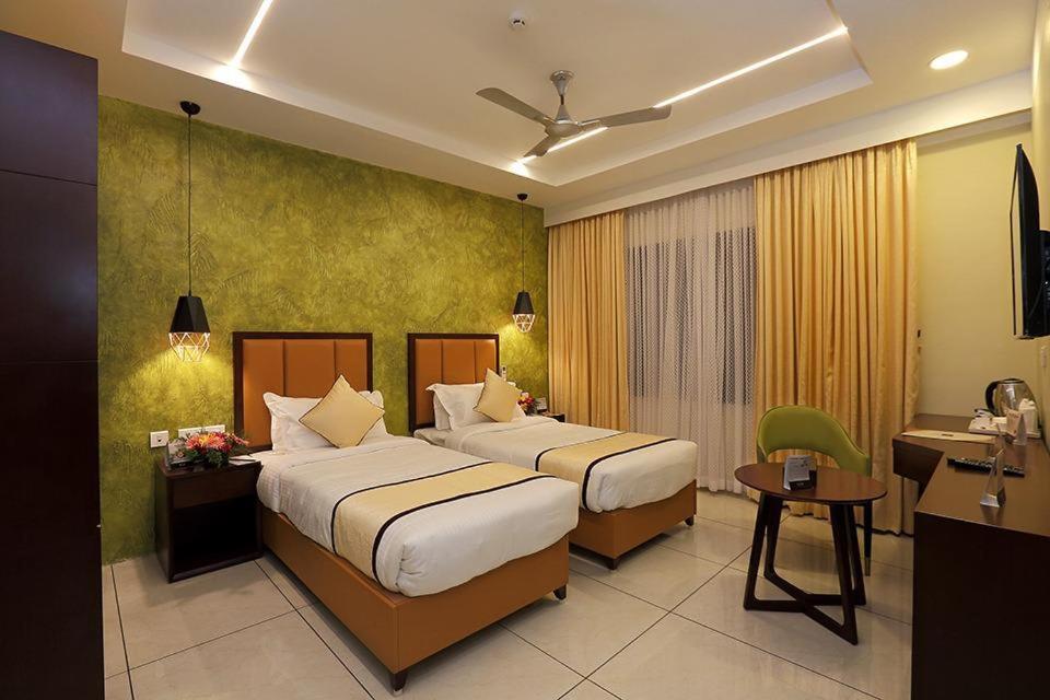 Hotel New York Square Kottayam Esterno foto