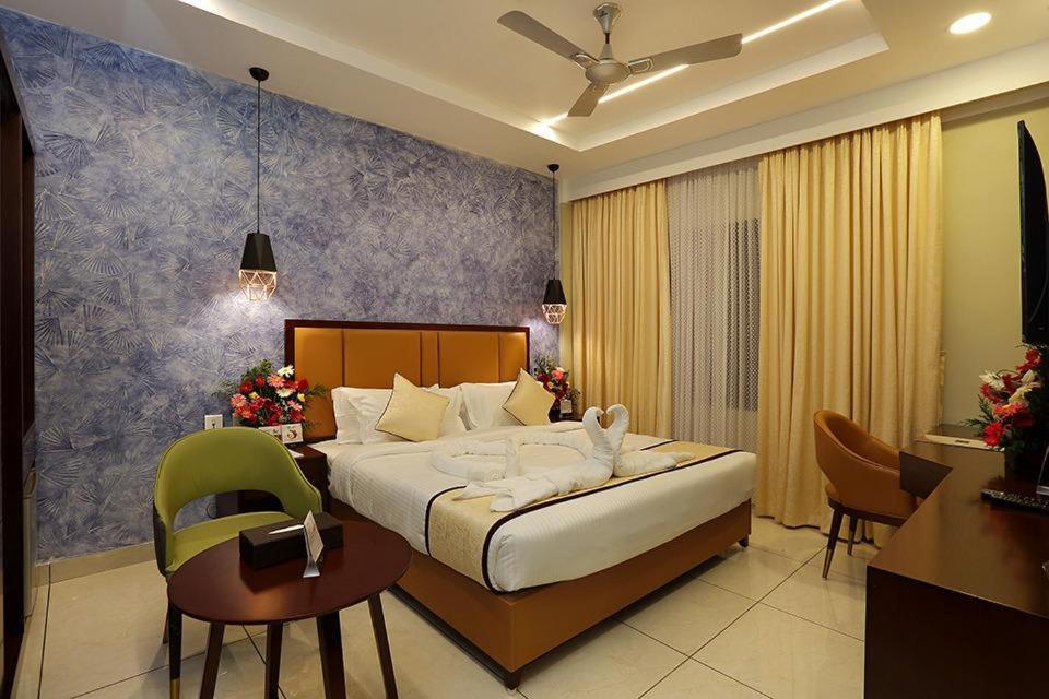 Hotel New York Square Kottayam Esterno foto