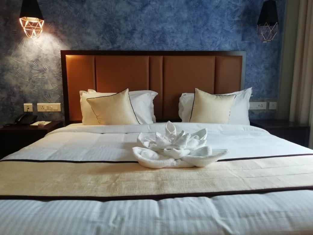 Hotel New York Square Kottayam Esterno foto