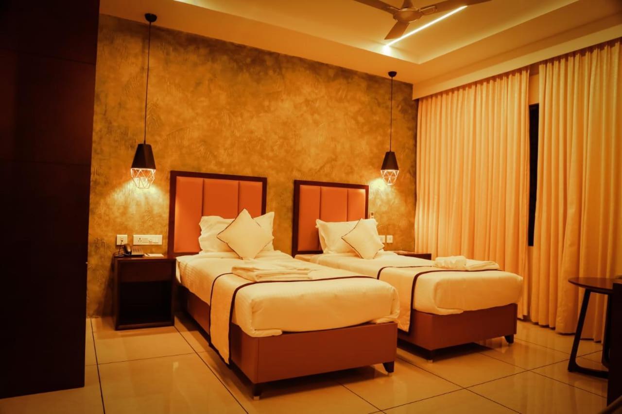 Hotel New York Square Kottayam Esterno foto