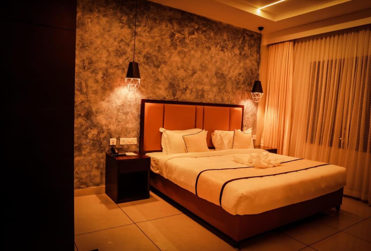 Hotel New York Square Kottayam Esterno foto