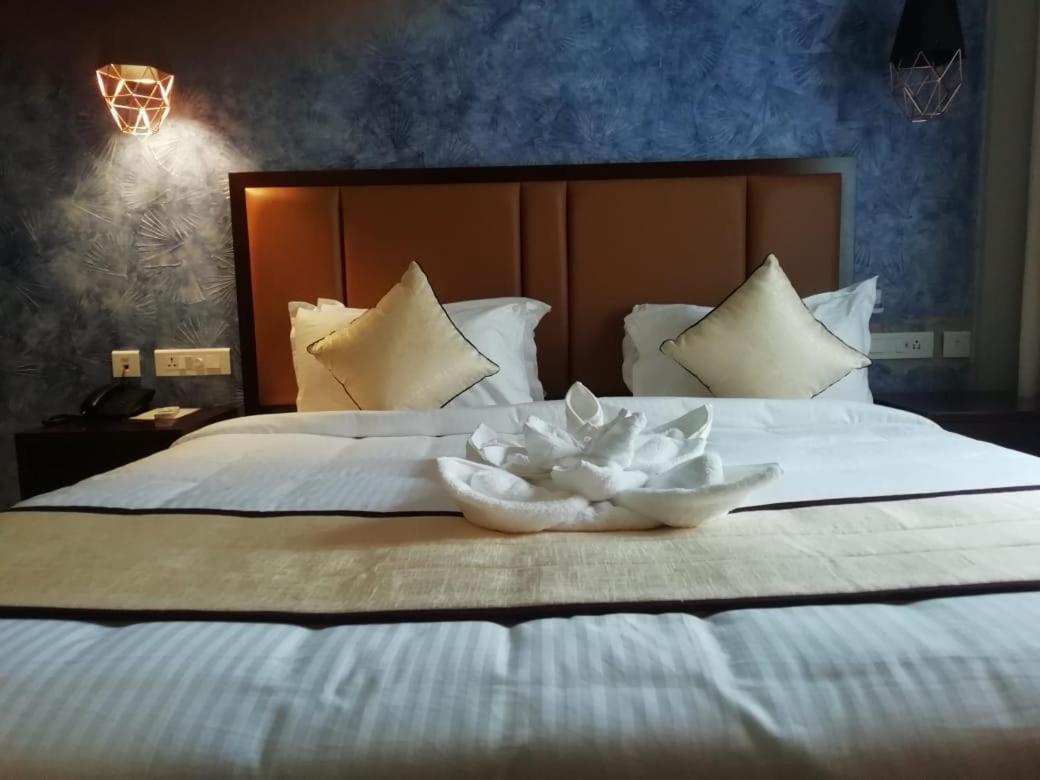 Hotel New York Square Kottayam Esterno foto