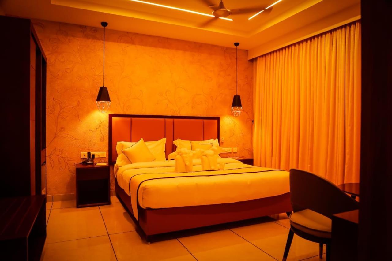 Hotel New York Square Kottayam Esterno foto