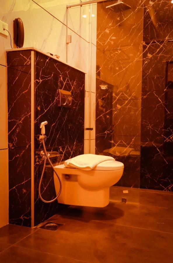Hotel New York Square Kottayam Esterno foto