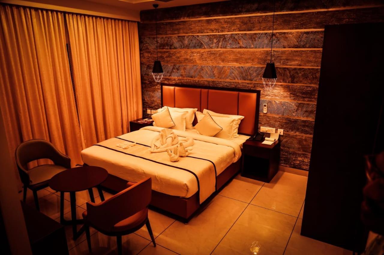 Hotel New York Square Kottayam Esterno foto